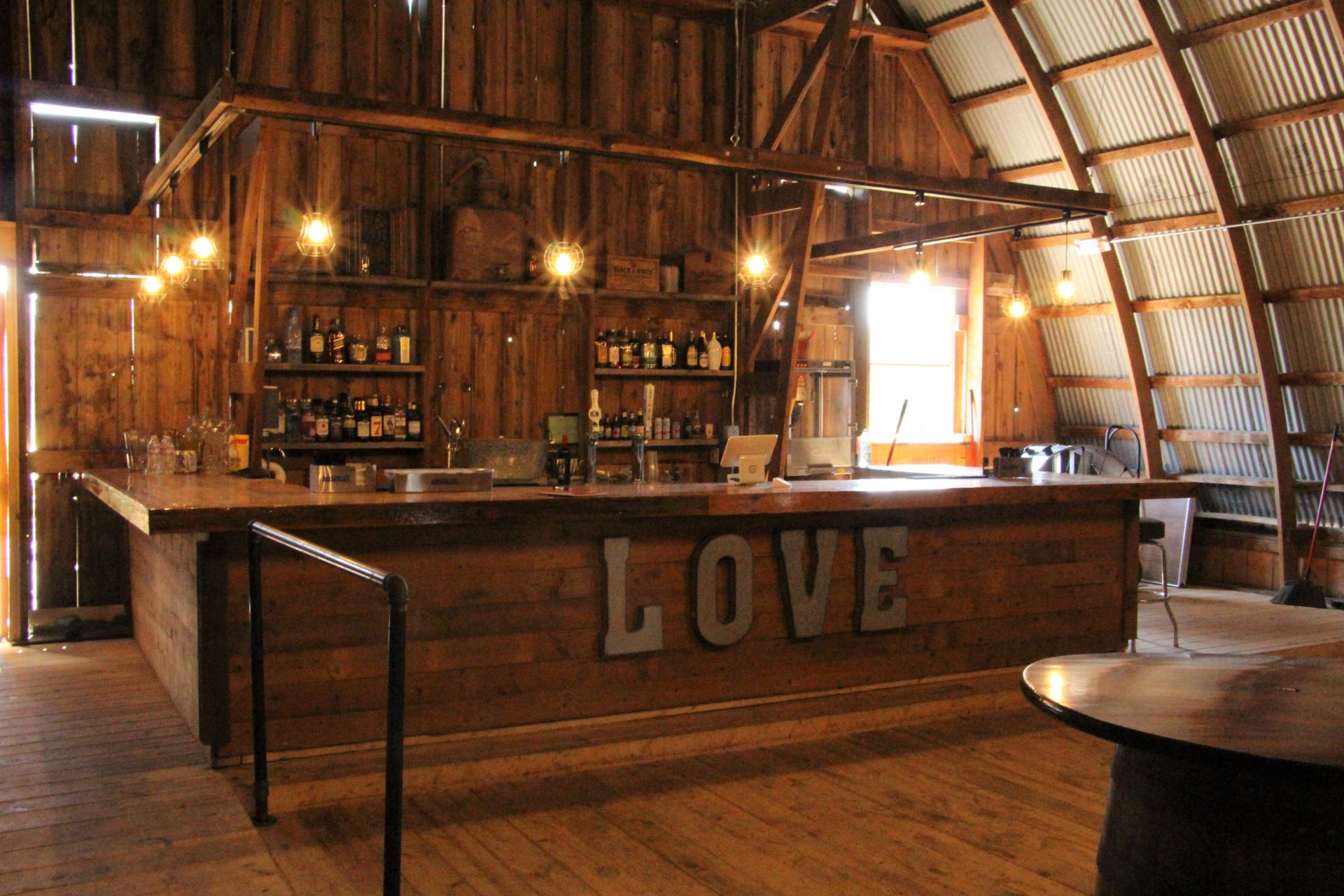 the barn bar and country kitchen
